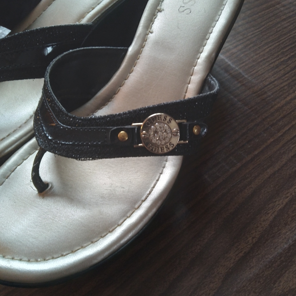 Guess flip flop wedges